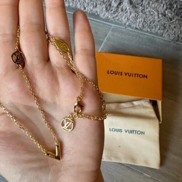 Louis Vuitton Gold Essential V Necklace - Picture 1 of 6